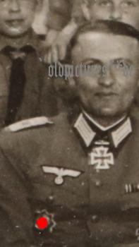 Preview: Foto - Ritterkreuz und DKiG Träger Walter Elflein ?  beim Besuch einer HJ-Gruppe